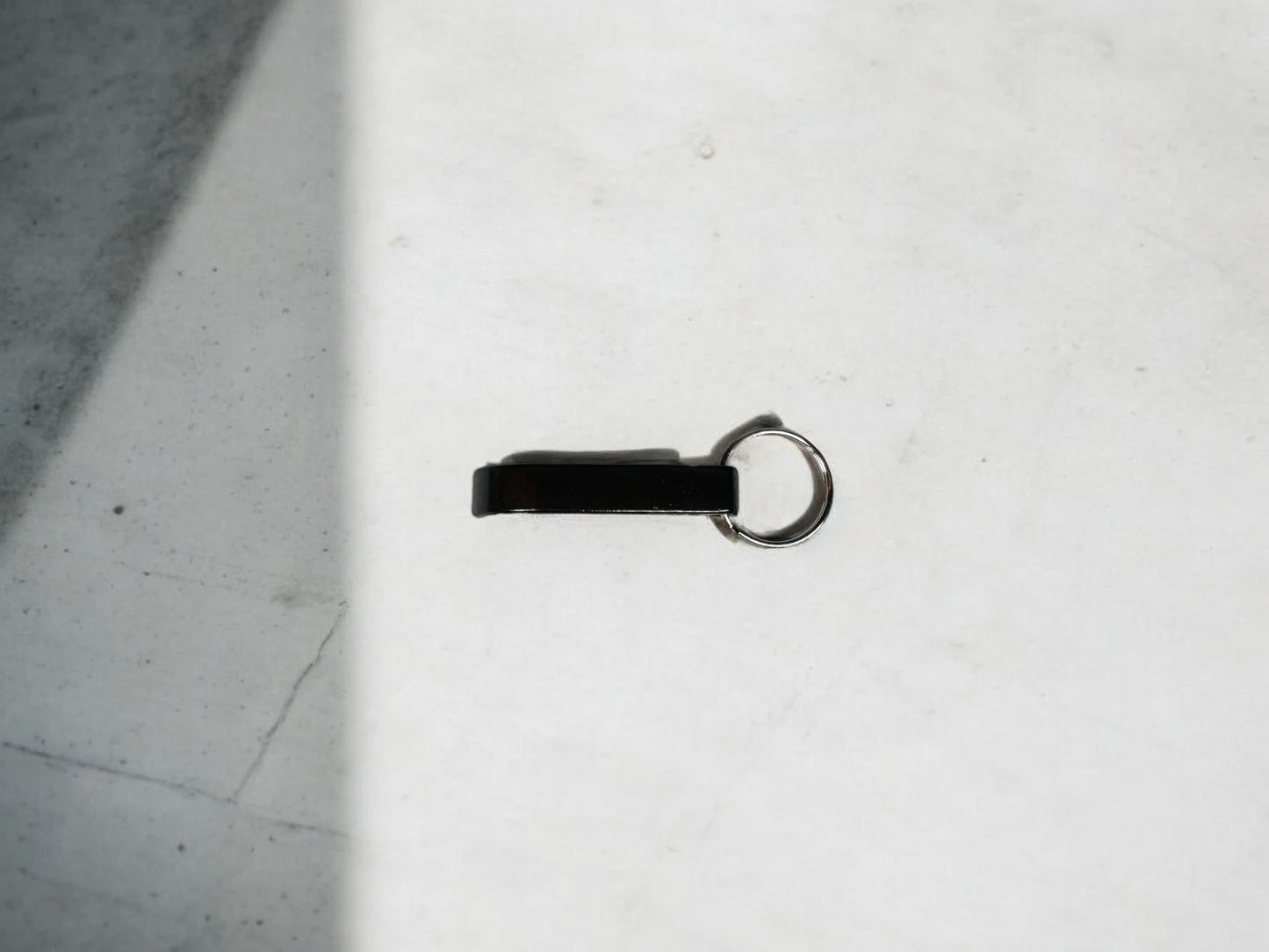 Schlüsselanhänger - Flaschenöffner Schwarz mit persönlicher Gravurgestaltung