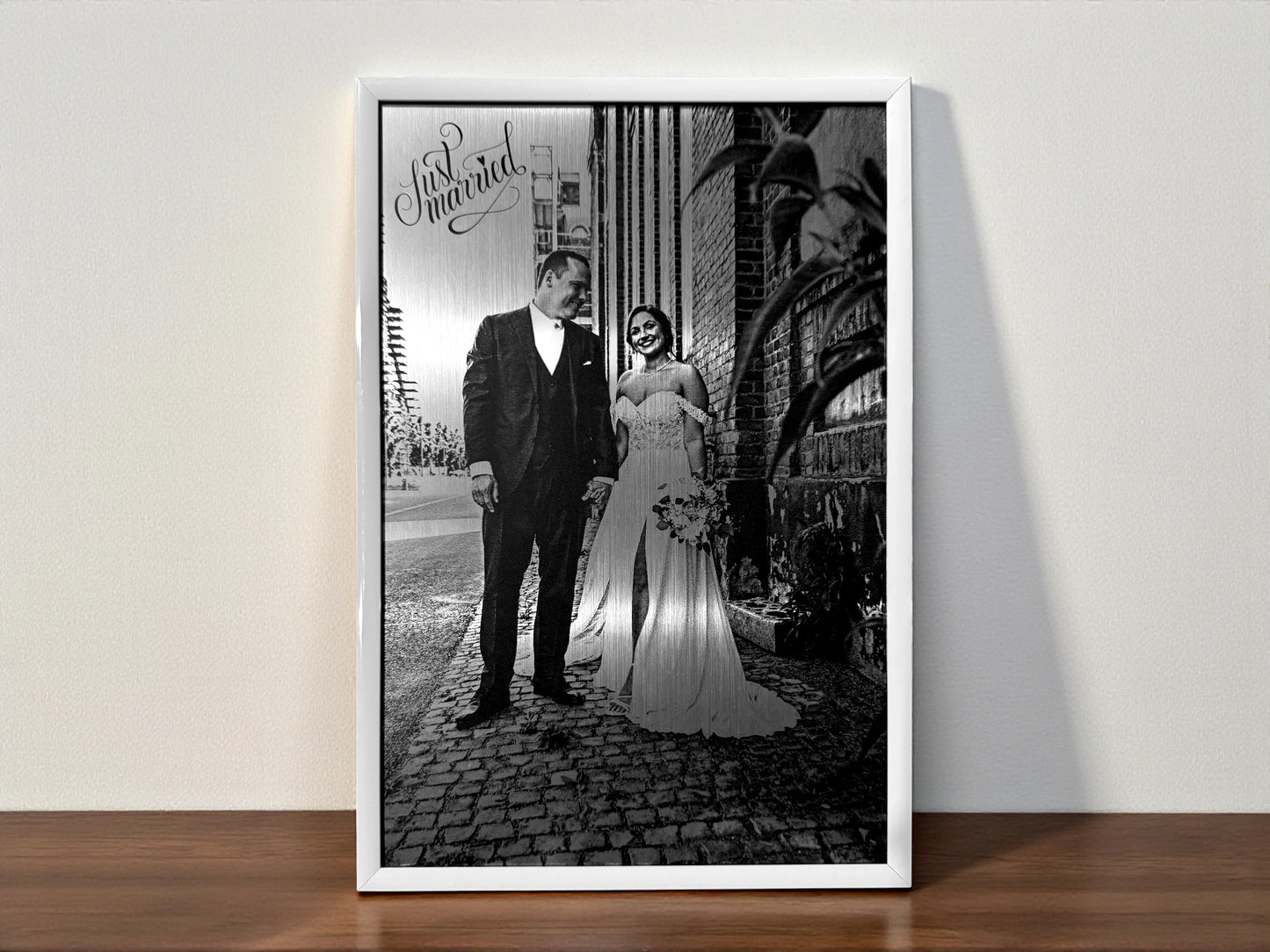 Lasergraviertes Foto in Metalloptik mit Bilderrahmen (Hochformat)